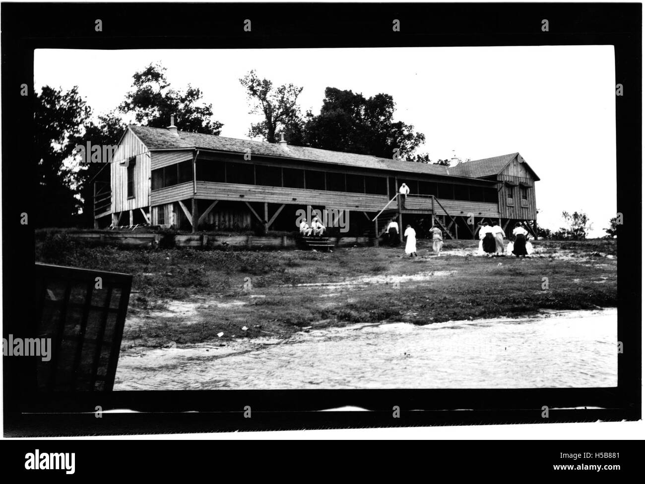 Une vue panoramique sur le Moon Lake Club House et la région environnante Moon Lake, soulignant la beauté du paysage et le charme architectural du club House dans son cadre naturel. Banque D'Images
