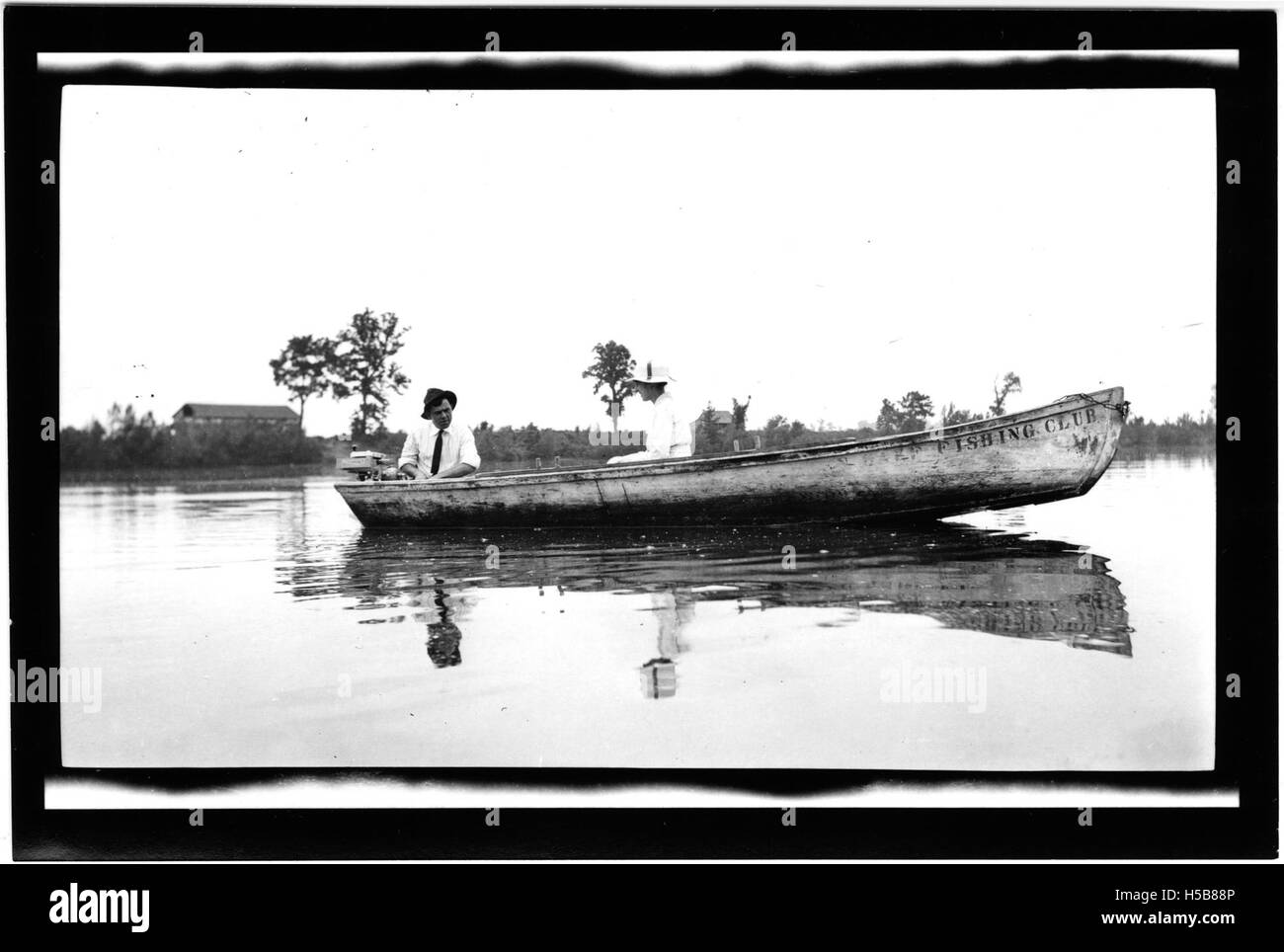 Une photographie panoramique du lac Moon et du Moon Lake Club House adjacent, mettant en évidence le paysage pittoresque, les eaux tranquilles et la conception architecturale du club House. Banque D'Images