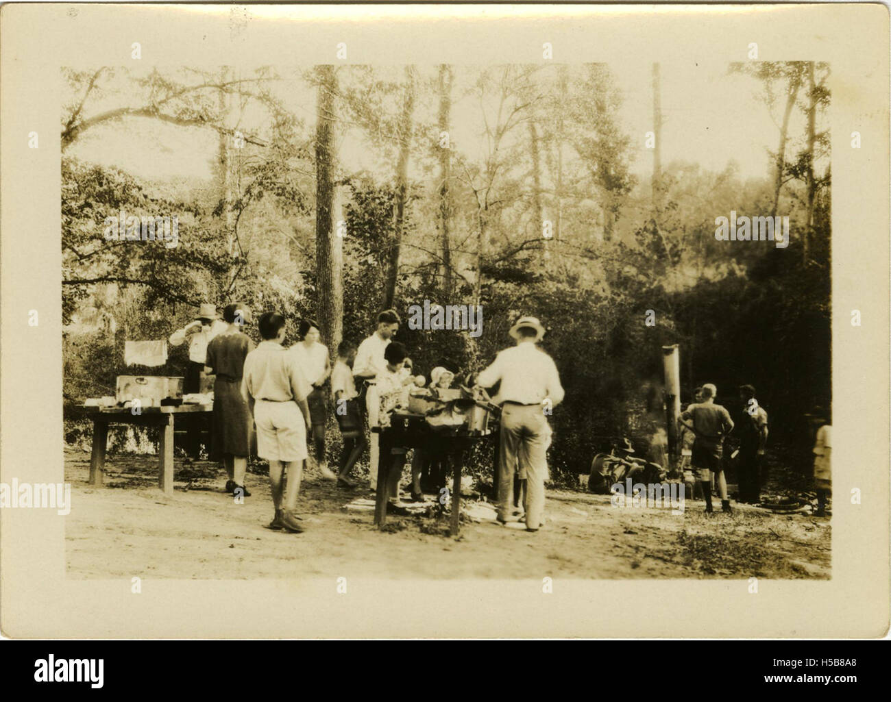 Photographie d'un groupe de Boy Scouts, peut-être engagés dans une activité ou une cérémonie de plein air. L'image met en valeur les garçons en uniforme, promouvant le travail d'équipe, le leadership et les compétences de plein air dans un contexte de scoutisme. Banque D'Images