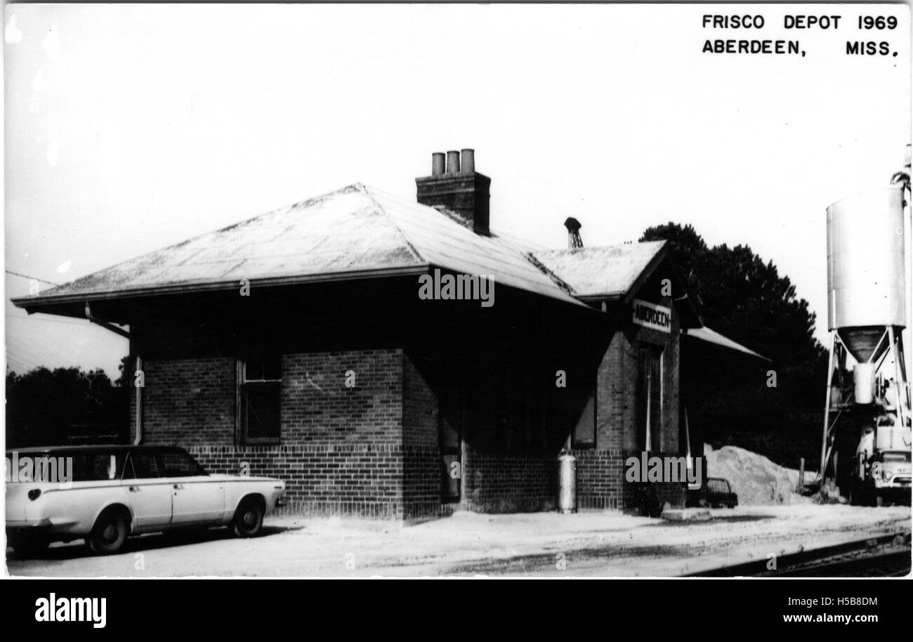 Le dépôt Frisco à Aberdeen, Mississippi, capturé en 1969, montre la gare ferroviaire historique. Le dépôt faisait partie du chemin de fer Frisco, servant de plaque tournante de transport dans la région au milieu du XXe siècle. Banque D'Images