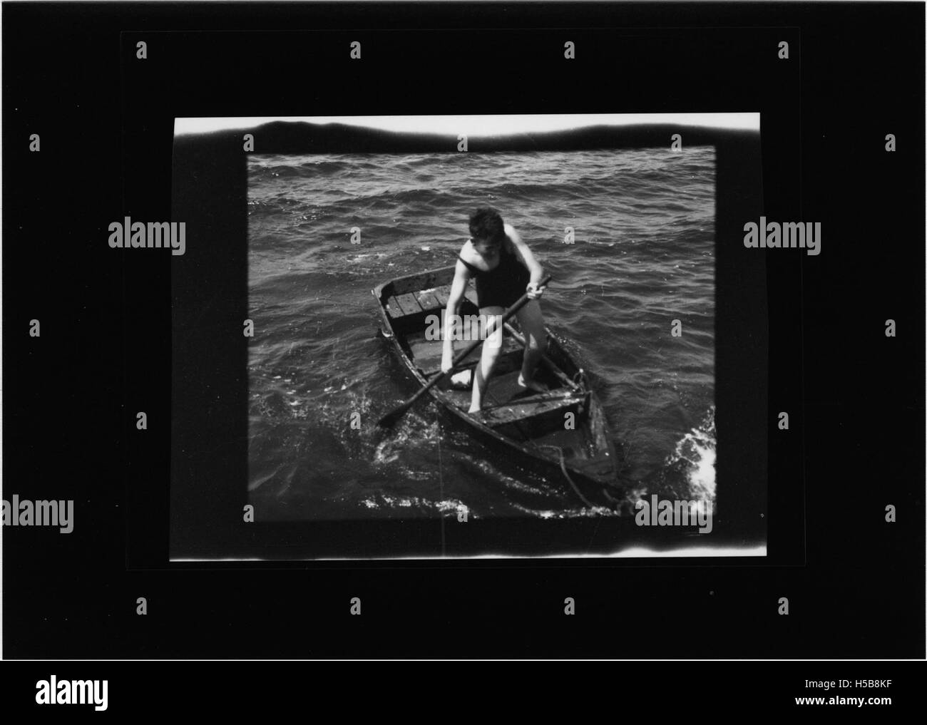 Une photographie historique d'un groupe de scouts, capturant leur uniforme, leurs activités et l'esprit de l'organisation des jeunes. Les Boy Scouts étaient connus pour leur concentration sur les compétences de plein air, le leadership et le service communautaire. Banque D'Images