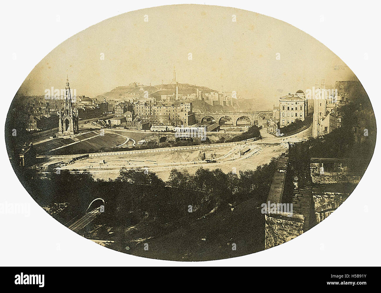 Ce titre fait référence à une vue d'Édimbourg, en Écosse, depuis le château d'Édimbourg. L'image met en valeur l'horizon historique de la ville et son architecture remarquable depuis un point de vue élevé. Banque D'Images