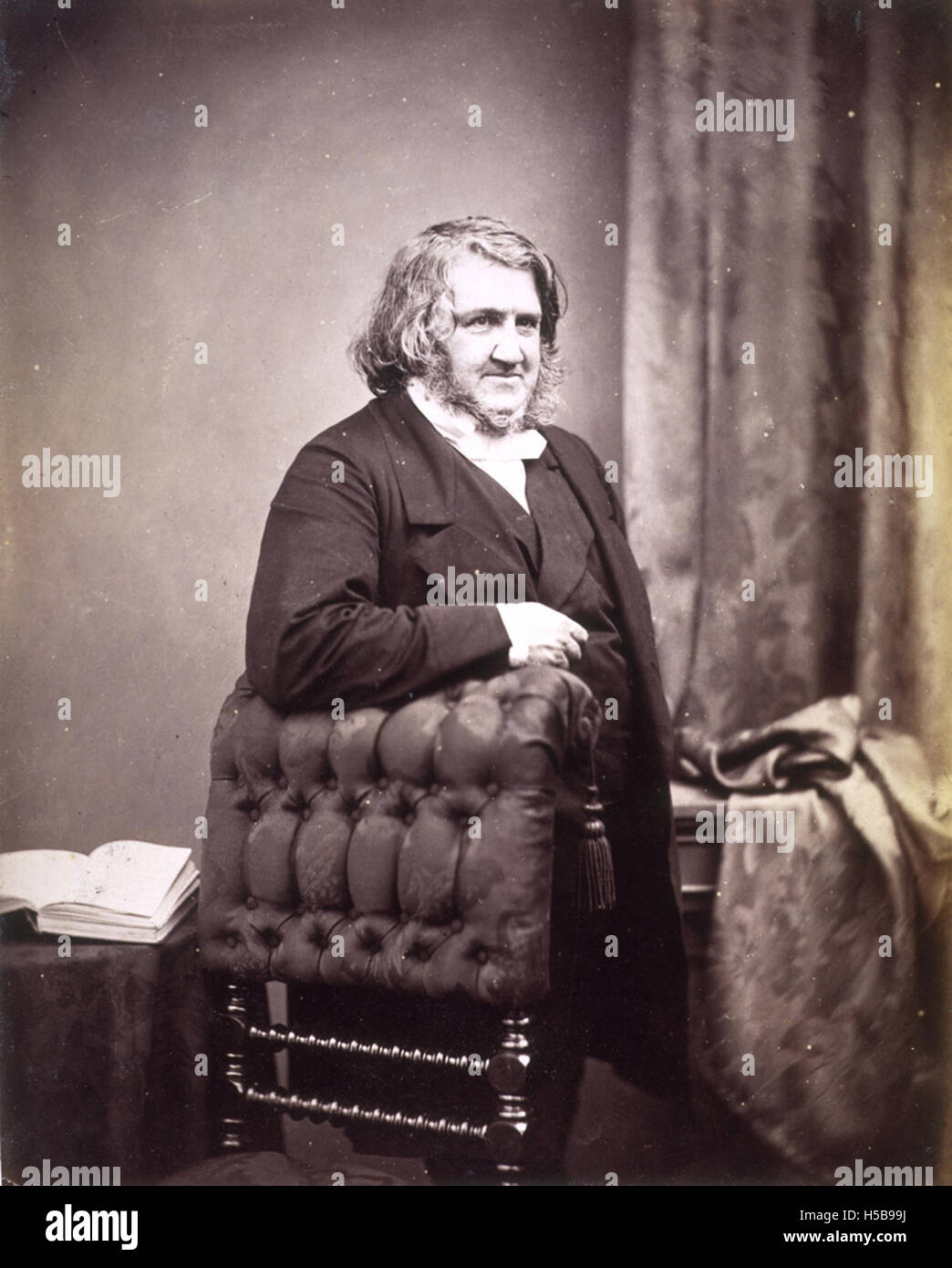 Cette image représente Sir James Young Simpson (1811-1870), un médecin écossais crédité de la découverte du chloroforme comme anesthésique. Son travail a révolutionné la médecine et les pratiques chirurgicales, réduisant considérablement la douleur pendant les interventions. Banque D'Images