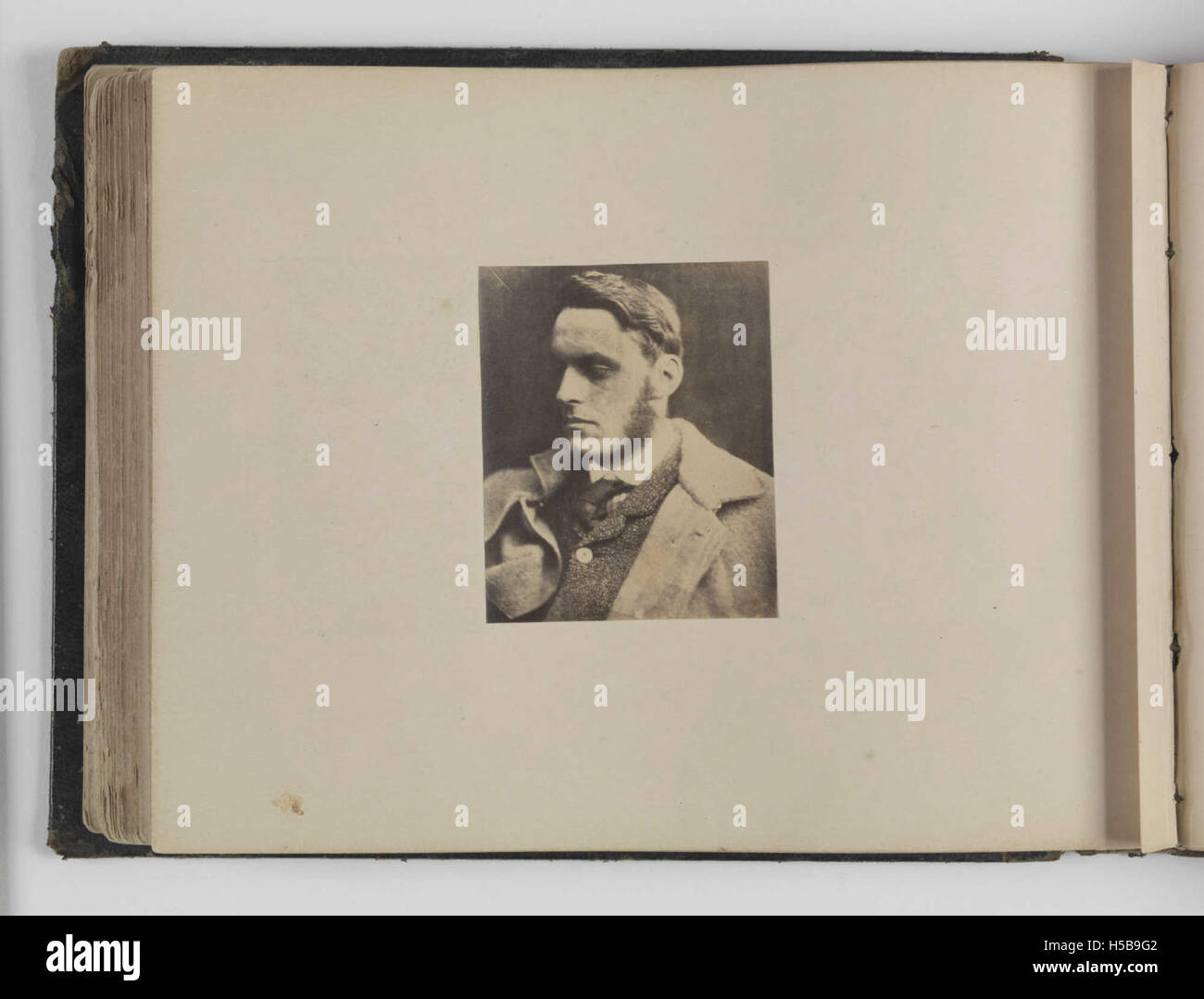 William Credy, un étudiant du Balliol College, Oxford, photographié entre 1864 et 1866, représentant un moment de la vie académique dans l'une des plus anciennes universités du monde au milieu du XIXe siècle. Banque D'Images