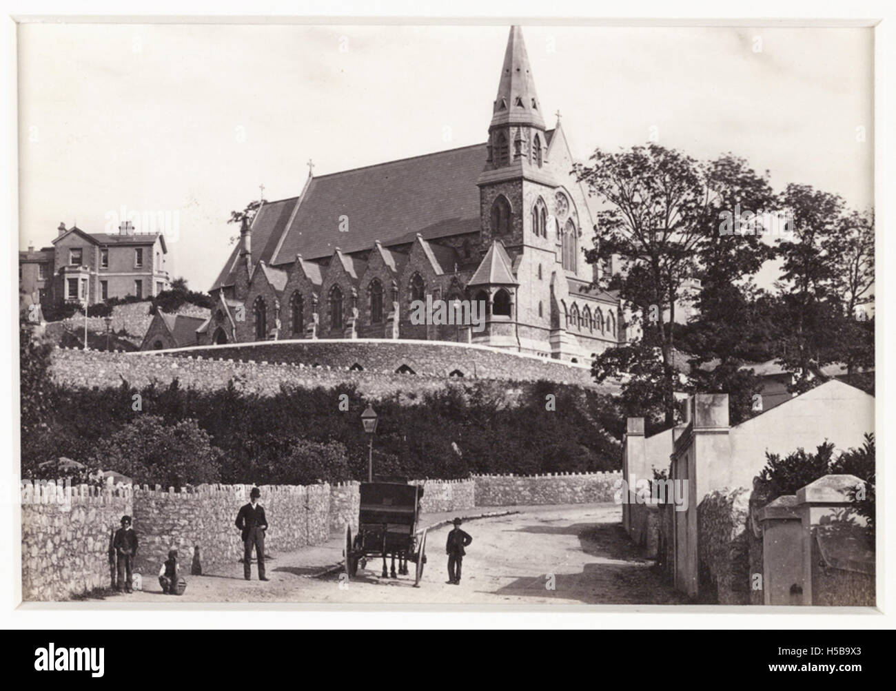 Une photographie capturant la vue de l'église de Monsieur Luke à Torquay, prise depuis Croft Road. L'image met en évidence les caractéristiques architecturales de l'église et son environnement environnant. Banque D'Images