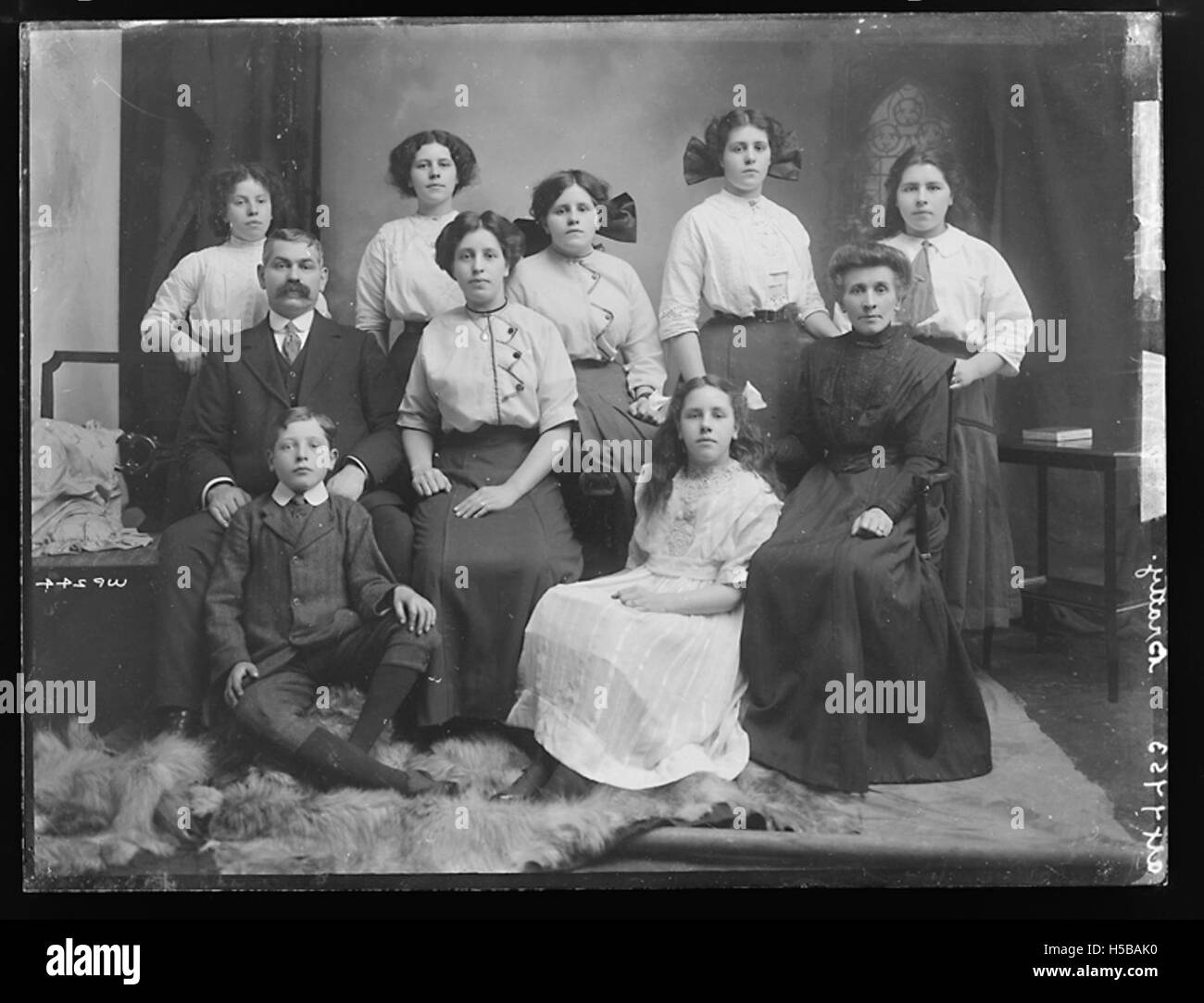 Portrait de Bratty, un individu non identifié capturé dans une photographie du début du XXe siècle, avec un contexte limité sur son identité ou son rôle. Banque D'Images