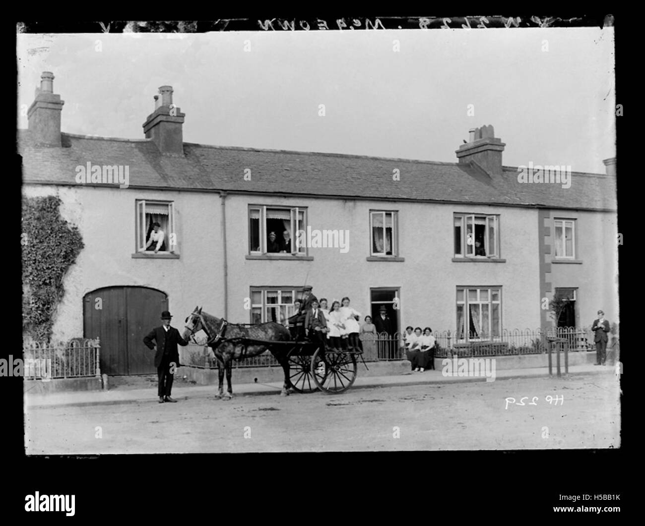 Cette image montre une maison mitoyenne appartenant à quelqu'un nommé McGeown. La maison représente probablement le style architectural commun dans les zones urbaines, en particulier au Royaume-Uni ou en Irlande, où les logements en terrasses sont devenus populaires pendant l'ère industrielle pour les travailleurs et les familles. Banque D'Images