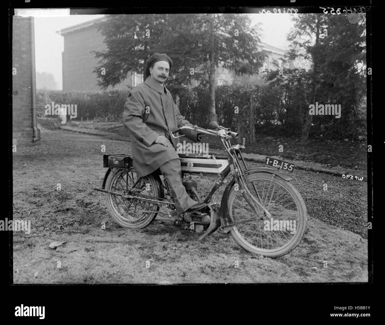 Motocyclette, un véhicule à deux roues propulsé par un moteur, conçu pour le transport individuel ou les loisirs. Il représente une part importante de la culture et de l'ingénierie mondiales des transports. Banque D'Images