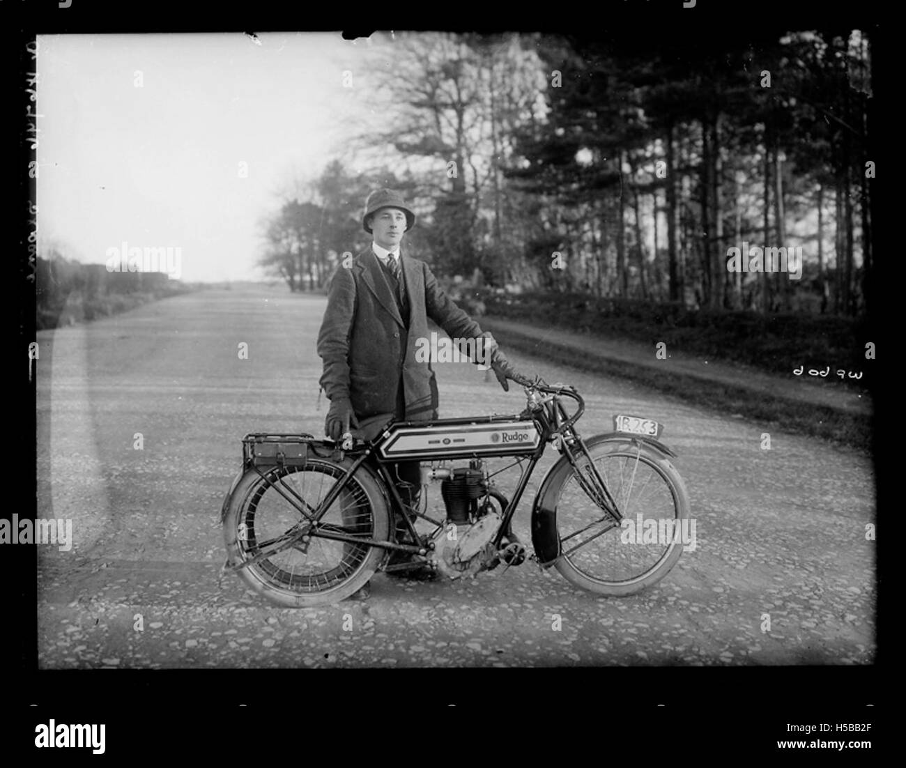 La moto 'Rudge', une marque britannique bien connue, est présentée ici. Les motos Rudge ont été reconnues pour leur qualité et leur innovation au début du XXe siècle, en particulier dans les modèles de course et de tourisme. Banque D'Images