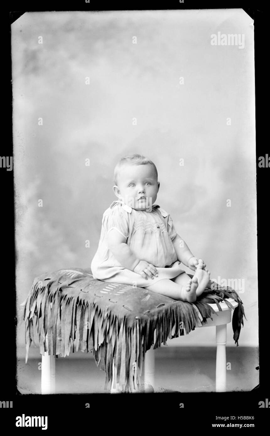 D1422 B76292 H074 renvoie à un autre code ou identificateur de catalogue spécifique, probablement provenant d'un système de gestion des documents ou d'archivage utilisé pour suivre et classifier des objets et des données historiques ou administratifs. Banque D'Images