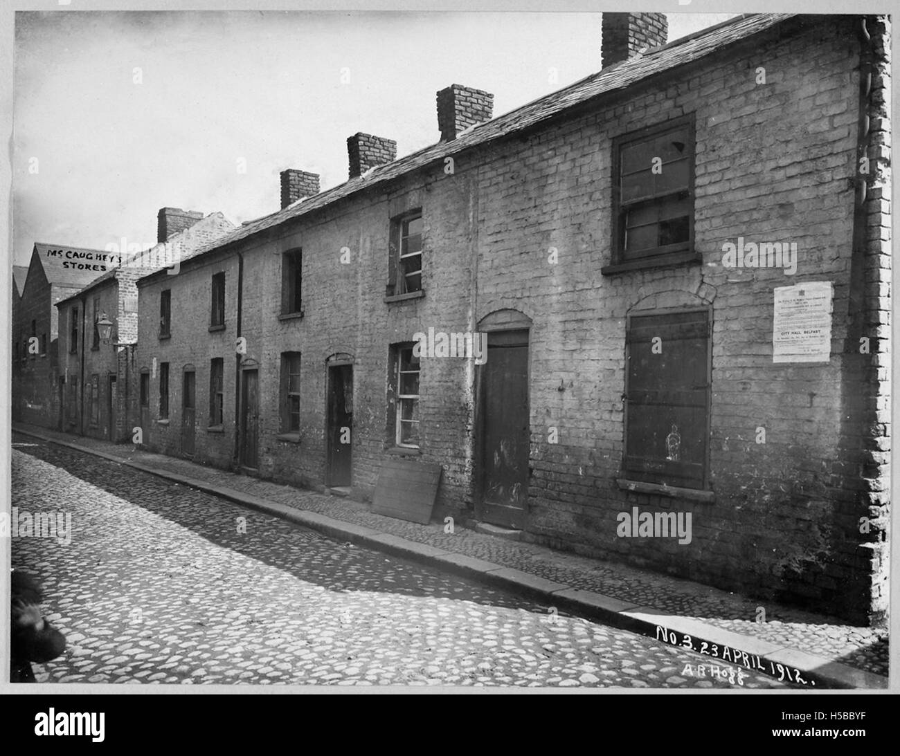Cette image met en valeur le quartier de Little York Street avec un accent particulier sur les bâtiments numérotés de 34 à 38 et 40 & 41, offrant une vue de l'agencement architectural et de l'organisation de la rue. Banque D'Images
