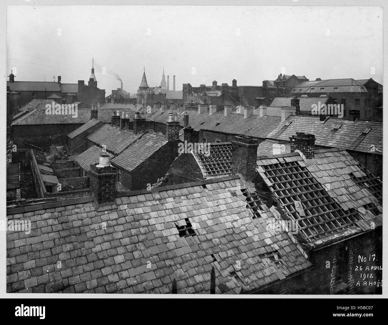Une vue générale de Millfield depuis le sommet de l'usine Cabinet, mettant en valeur le quartier Gardiner Street. La photographie offre un instantané du paysage urbain, avec un accent sur les milieux industriels et les bâtiments environnants. Banque D'Images