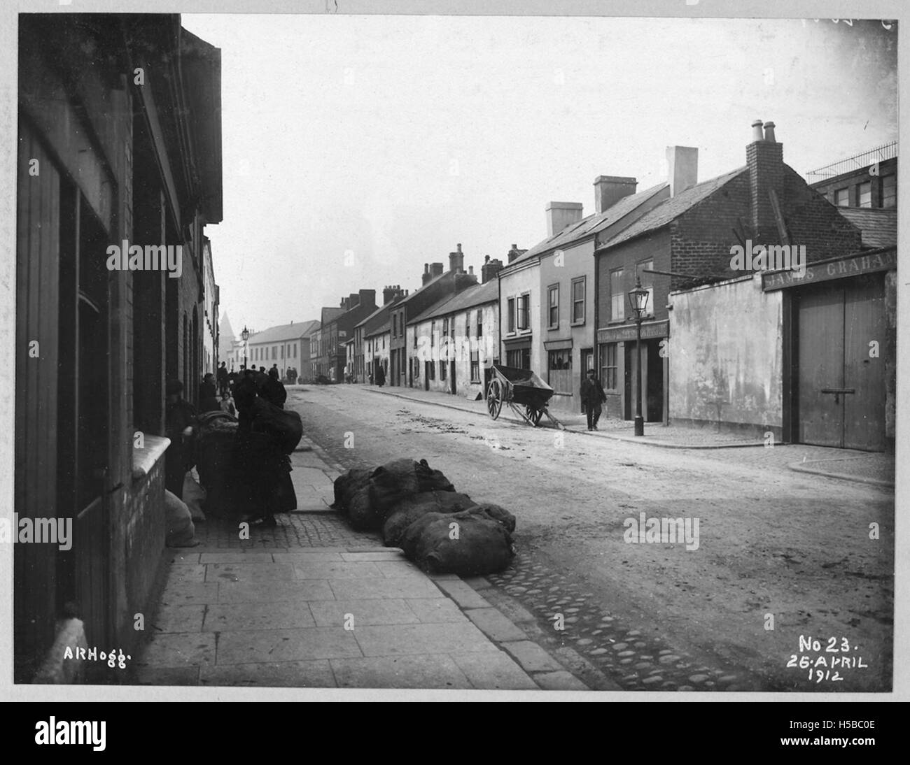 Une vue sur le quartier Gardiner Street, y compris Brown Street, mettant en valeur l'architecture de la rue et le cadre urbain. L'image met en évidence les caractéristiques de la zone pendant la période. Banque D'Images
