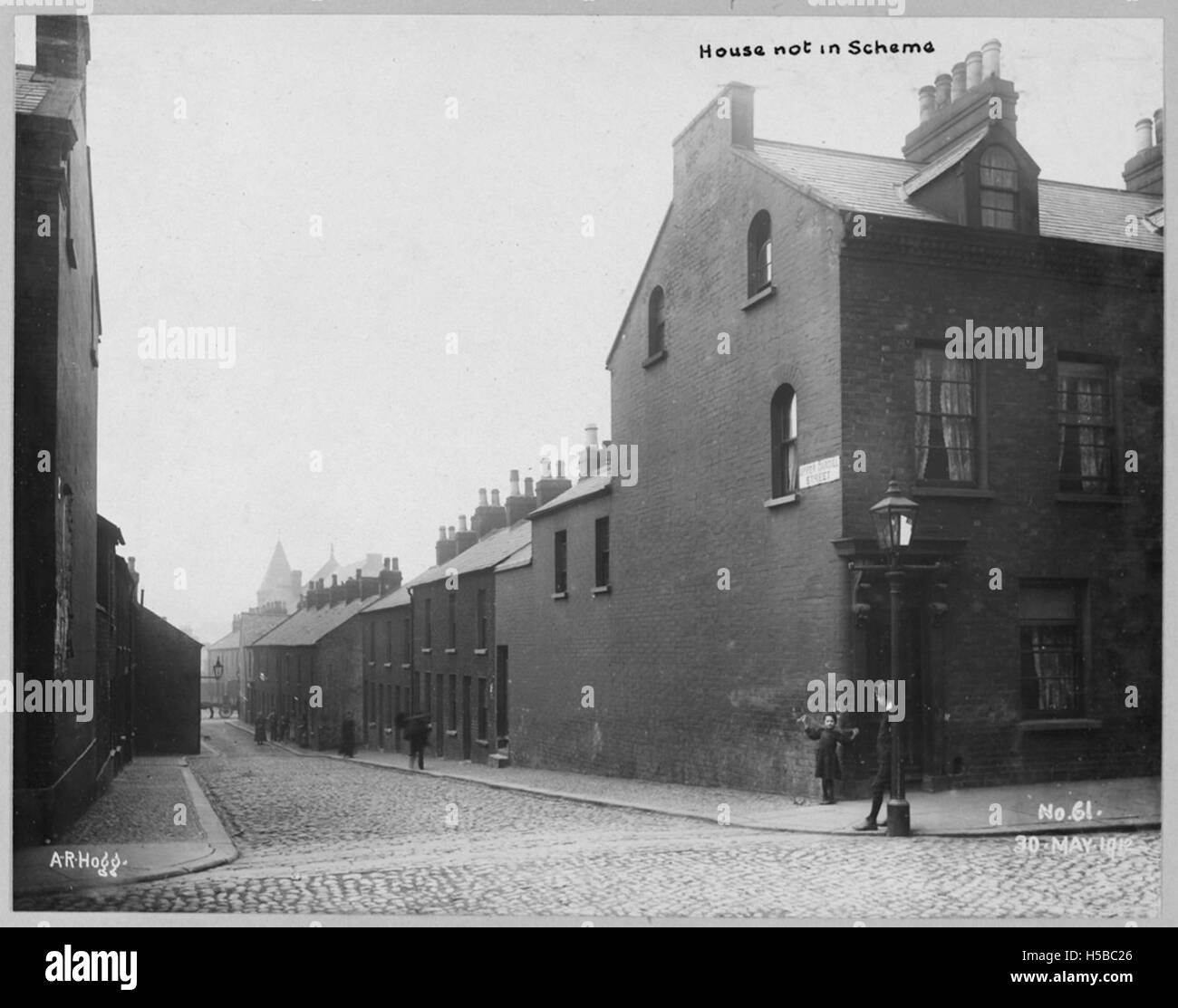 Une vue du quartier de Boundary Street, en se concentrant sur Upper Cargill Street depuis Dover Street. L'image met en évidence le paysage urbain et la disposition des rues dans la région. Banque D'Images