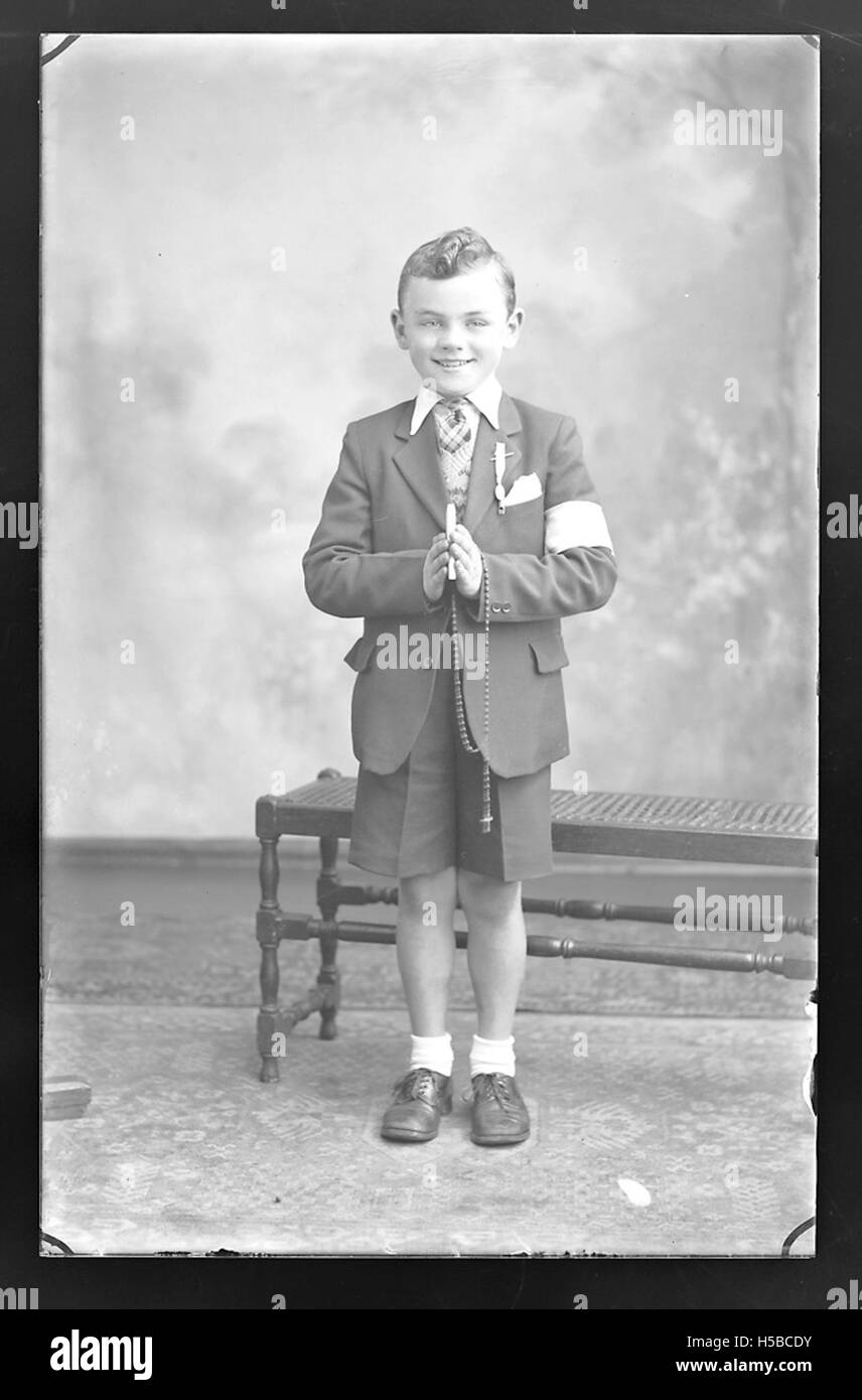 Une référence à un élément d'archives, probablement un document ou une image identifié par le code D1422~B76485 F 014~A. Cela peut faire partie d'un enregistrement historique ou d'une collection d'éléments dans une archive. Banque D'Images