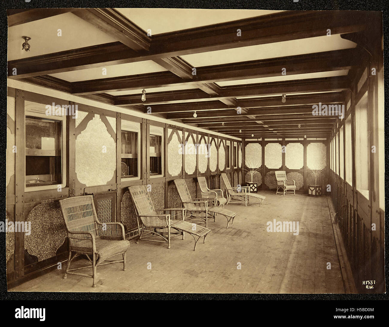 Le Titanic était un paquebot britannique qui coula lors de son voyage inaugural en avril 1912 après avoir heurté un iceberg. La tragédie demeure l'une des catastrophes maritimes les plus meurtrières de l'histoire, avec d'importantes pertes en vies humaines et un impact mondial. Banque D'Images