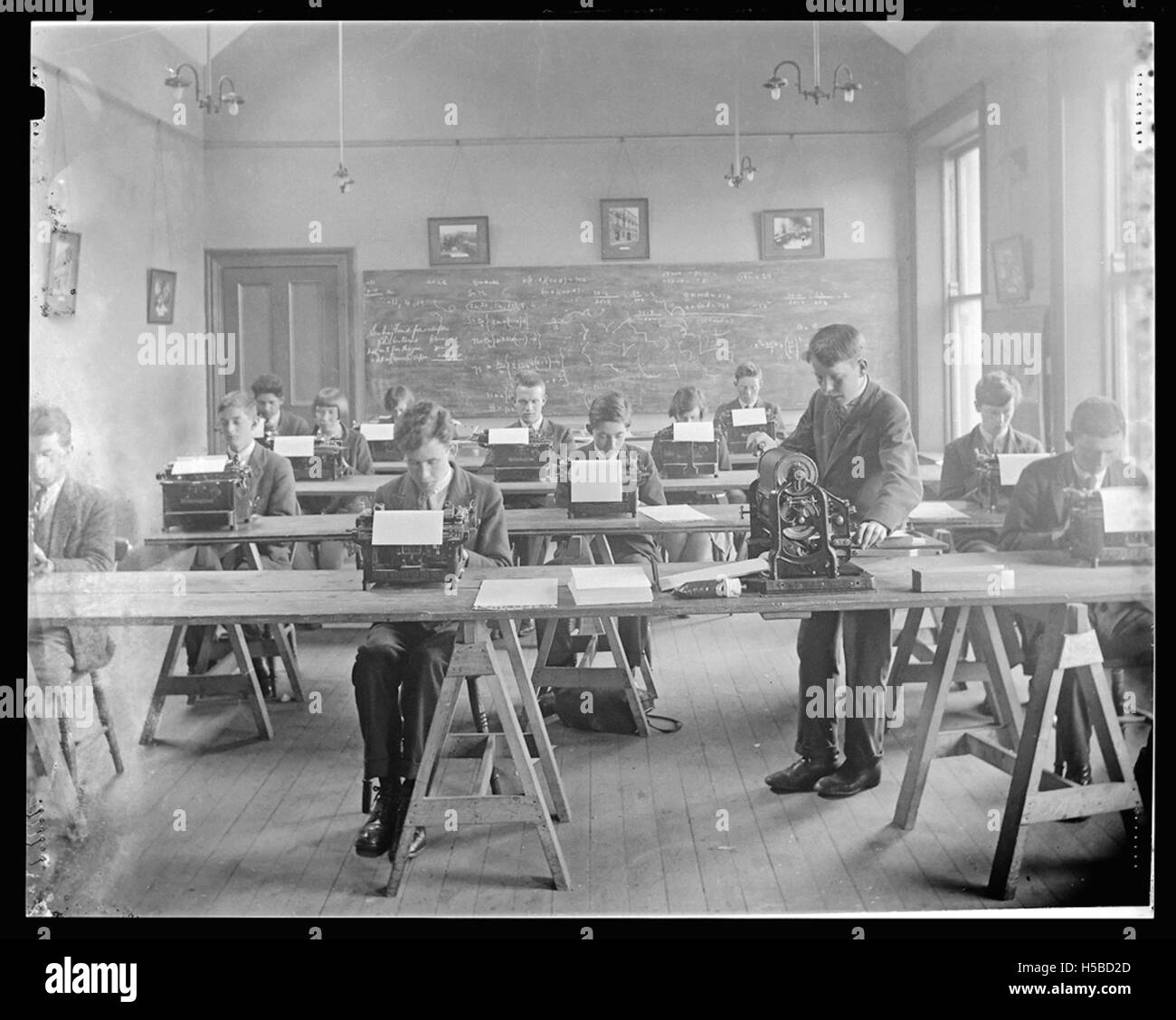 Image représentant une classe de secrétariat à la Strabane Technical School, probablement en Irlande du Nord, au début du XXe siècle. La photographie met en évidence le rôle de la formation professionnelle pour les femmes dans les compétences de bureau. Banque D'Images