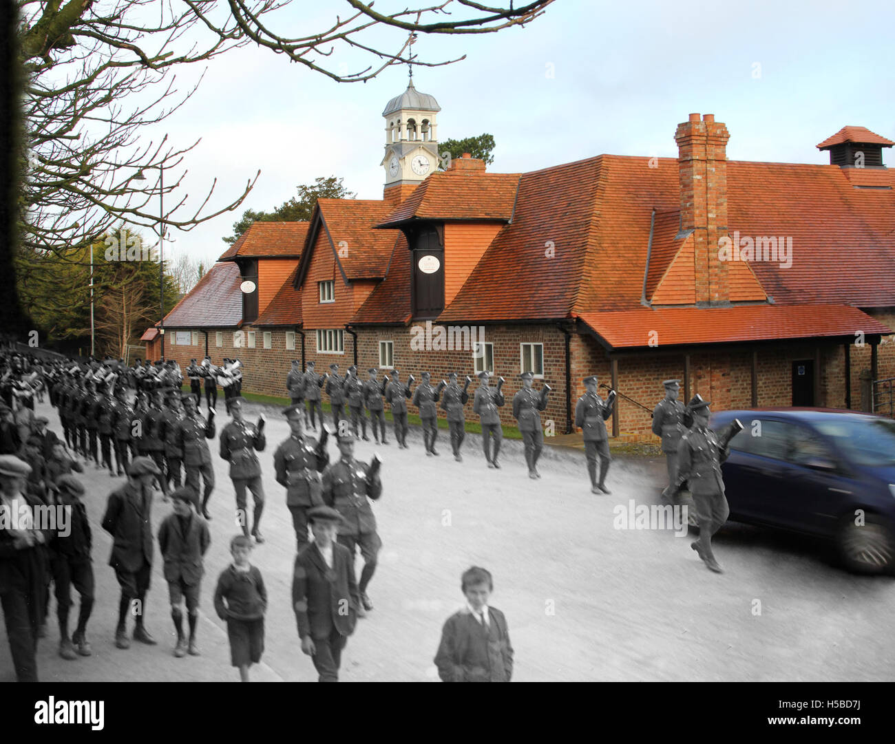 Cette photographie montre des funérailles militaires dans le comté de Tyrone, fusionnant les pratiques funéraires traditionnelles et modernes. Il souligne la solennité et le respect associés au service militaire. Banque D'Images