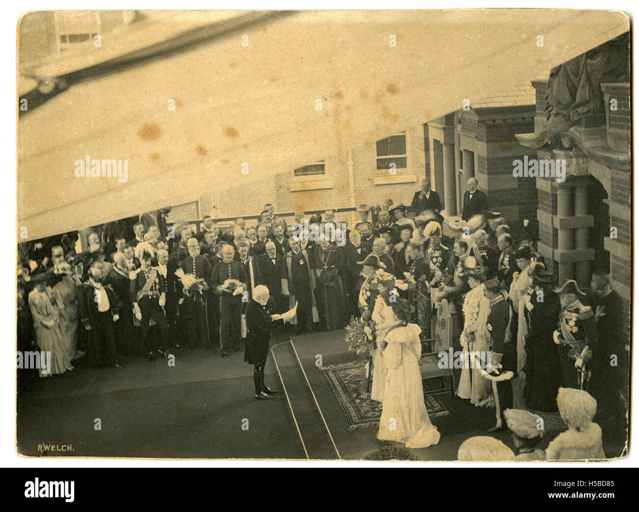 Une photographie de R. Welsh capture la cérémonie d'ouverture de l'hôpital Victoria de Belfast, à laquelle assistait Edward VII. L'événement marque un moment important dans l'histoire de l'hôpital et de la visite royale. Banque D'Images
