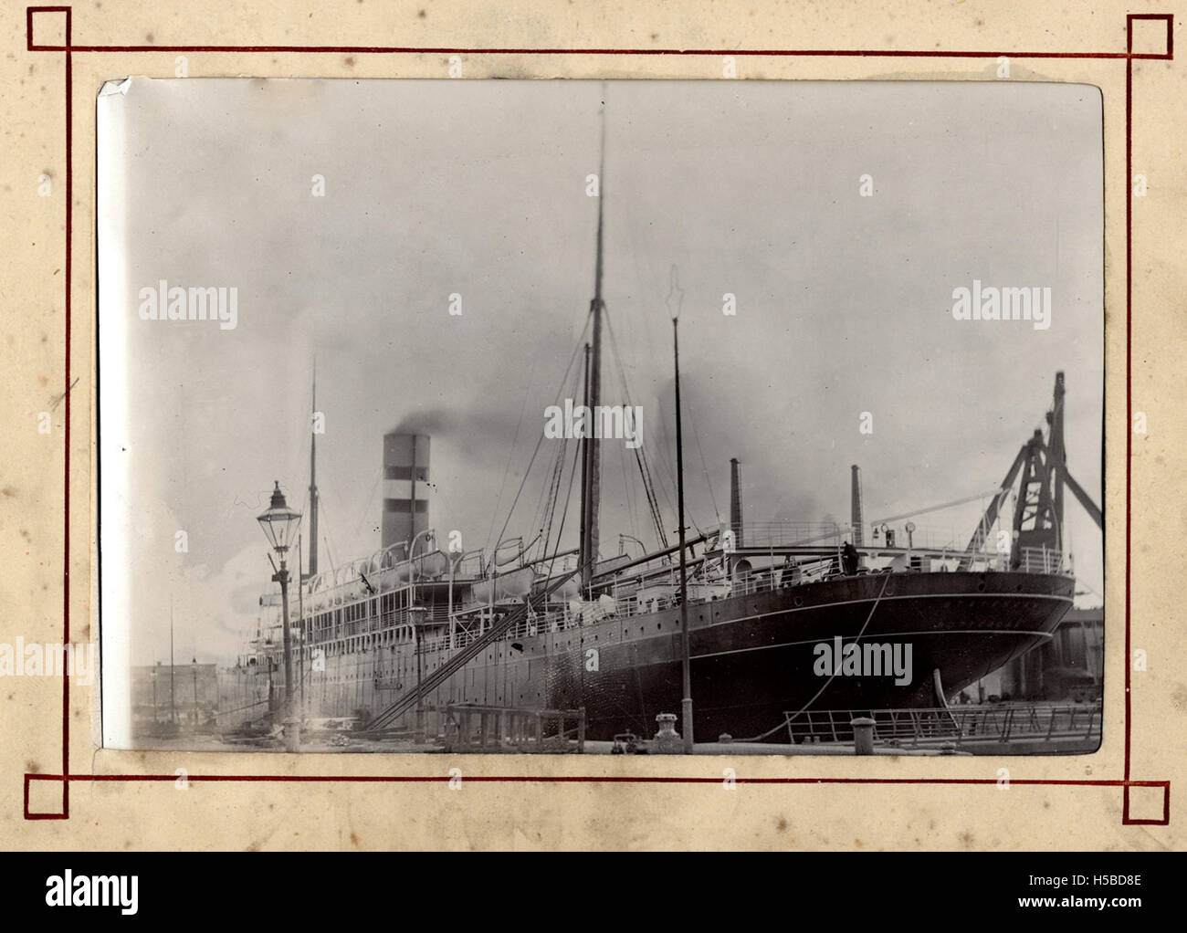 On voit des navires amarrés au port de Belfast, un port important pour le commerce et le transport maritimes. L'image représente plusieurs navires amarrés au port, soulignant l'importance de Belfast dans la navigation au cours du XXe siècle. Banque D'Images On voit des navires amarrés au port de Belfast, un port important pour le commerce et le transport maritimes. L'image représente plusieurs navires amarrés au port, soulignant l'importance de Belfast dans la navigation au cours du XXe siècle. Banque D'Images