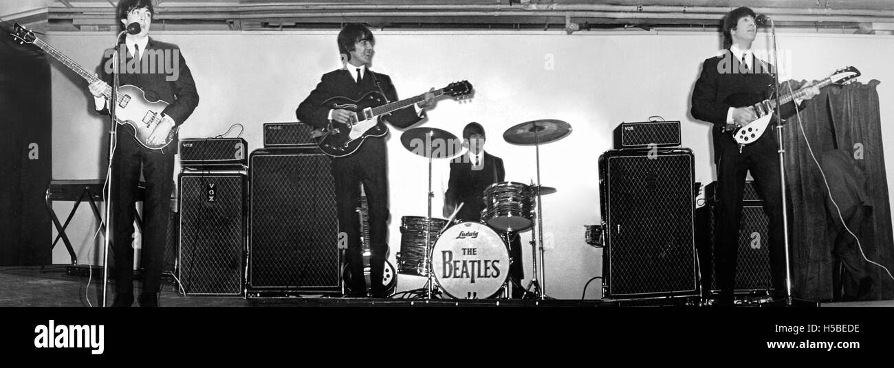 Cette photographie capture les Beatles lors de leur performance à Belfast en 1964. Il faisait partie de leur célèbre tournée au plus fort de Beatlemania, marquant un moment important dans l'histoire de la musique. Banque D'Images