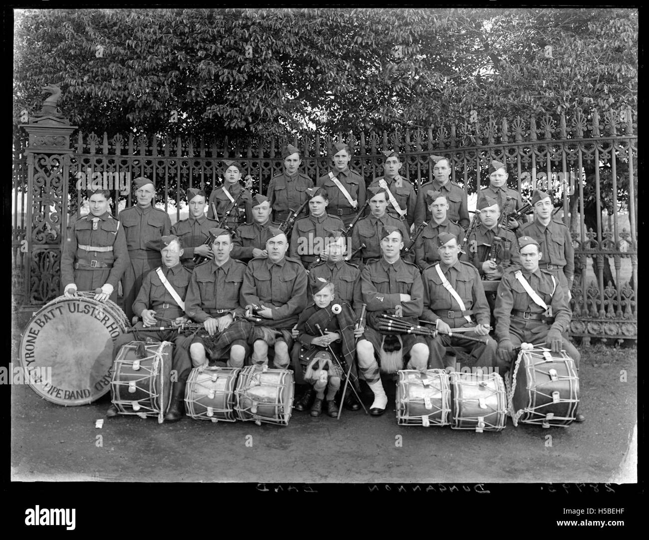 Une photographie du Tyrone Home Guard Pipe Band, montrant leur performance. La bande était un élément clé de la communauté locale et jouait un rôle important dans le maintien du moral en période de conflit. Banque D'Images