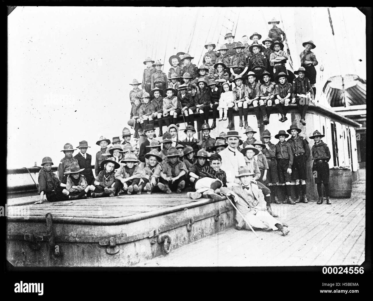 Un groupe de boy-scouts et d'hommes sont photographiés à bord de l'ELGINSHIRE, un navire actif entre 1889 et 1923. La photo capture un moment de l'histoire maritime, mettant en valeur la participation des jeunes aux activités navales du début du XXe siècle. Banque D'Images