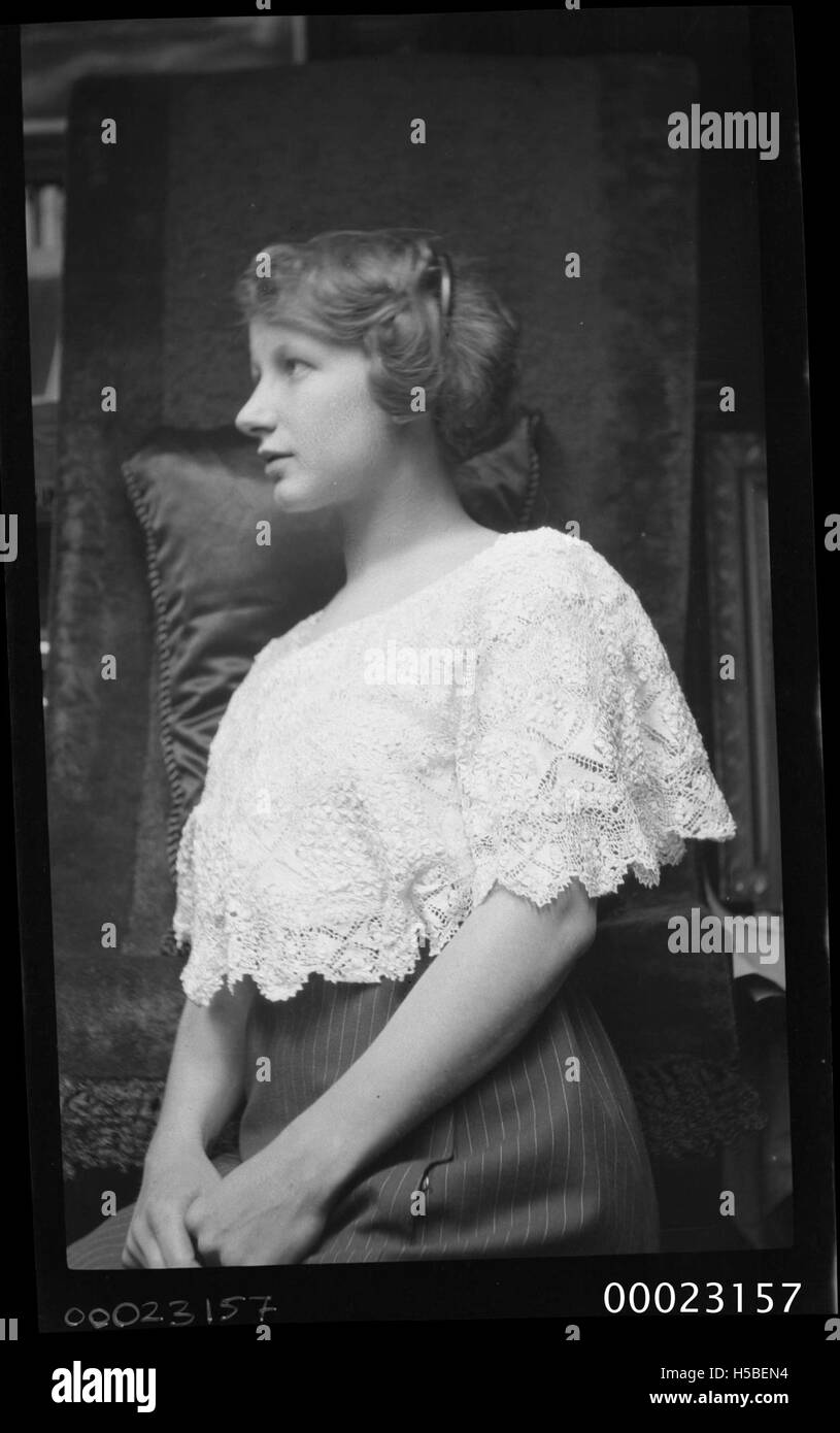 Portrait d'une femme, peut-être Dorothy H. Sterling, à bord du navire E R Sterling vers 1913. L'image illustre la vie maritime du début du XXe siècle et la participation des femmes aux voyages et à l'exploration. Banque D'Images