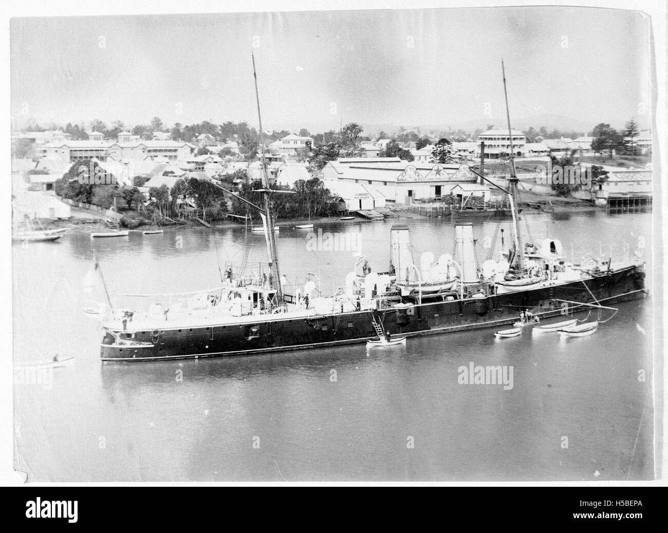 Photographie d'un navire sur la Brisbane River près de Kangaroo point, prise entre 1890 et 1893. Cette image illustre les premières activités maritimes sur le fleuve, reflétant l'infrastructure de transport de la région à la fin du XIXe siècle. Banque D'Images Photographie d'un navire sur la Brisbane River près de Kangaroo point, prise entre 1890 et 1893. Cette image illustre les premières activités maritimes sur le fleuve, reflétant l'infrastructure de transport de la région à la fin du XIXe siècle. Banque D'Images
