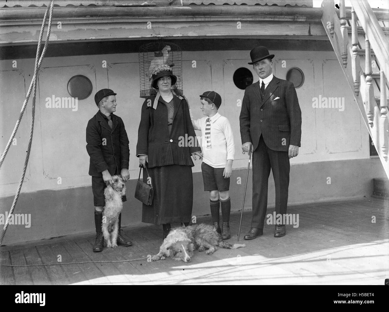 Photographie de la maison du capitaine, probablement prise au début du XXe siècle. L'image capture la vie domestique et les conditions de vie de la famille d'un capitaine, reflétant les aspects sociaux de la vie à bord d'un navire. Banque D'Images