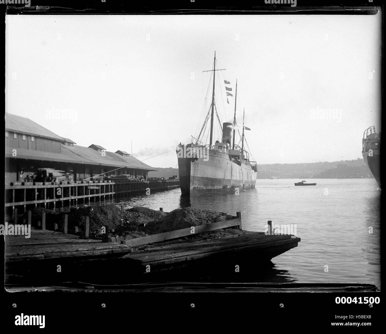 Le SS KUT était un navire qui opérait dans le port de Sydney, en Australie, probablement impliqué dans le commerce ou le transport de passagers. Des navires comme le SS KUT ont joué un rôle dans l'histoire maritime et le développement économique de la ville au cours de ses années d'exploitation. Banque D'Images Le SS KUT était un navire qui opérait dans le port de Sydney, en Australie, probablement impliqué dans le commerce ou le transport de passagers. Des navires comme le SS KUT ont joué un rôle dans l'histoire maritime et le développement économique de la ville au cours de ses années d'exploitation. Banque D'Images