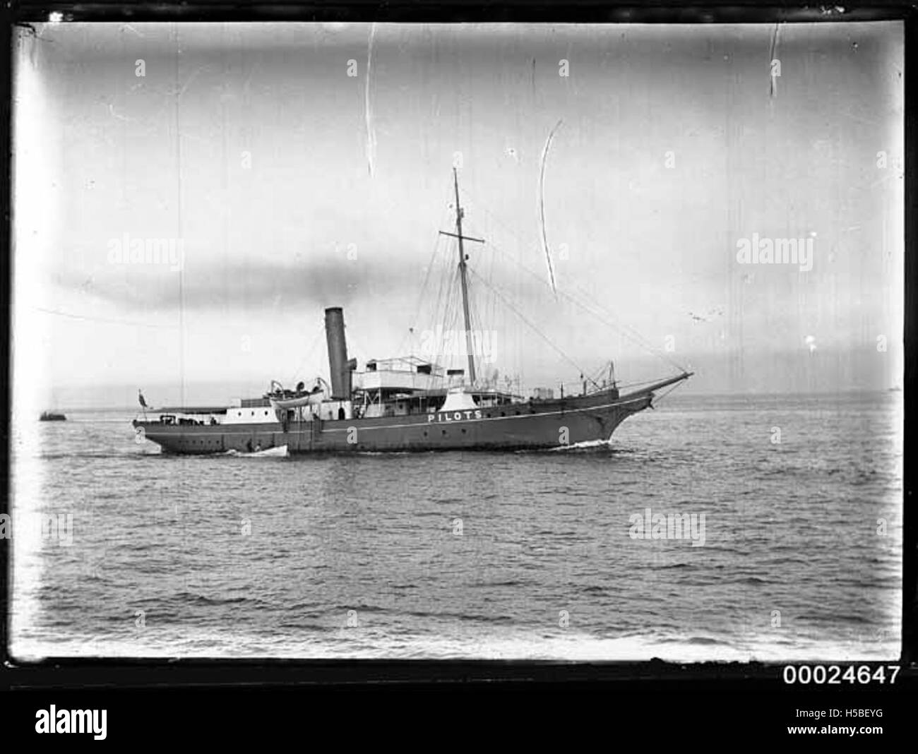 Le bateau-pilote portuaire à vapeur Captain Cook II a été en opération de 1893 à 1942. Il était utilisé pour guider les navires à l'entrée et à la sortie des ports, fournissant des services essentiels à la navigation maritime. Un lancement motorisé peut être vu en arrière-plan, indiquant l'évolution du transport portuaire. Banque D'Images Le bateau-pilote portuaire à vapeur Captain Cook II a été en opération de 1893 à 1942. Il était utilisé pour guider les navires à l'entrée et à la sortie des ports, fournissant des services essentiels à la navigation maritime. Un lancement motorisé peut être vu en arrière-plan, indiquant l'évolution du transport portuaire. Banque D'Images