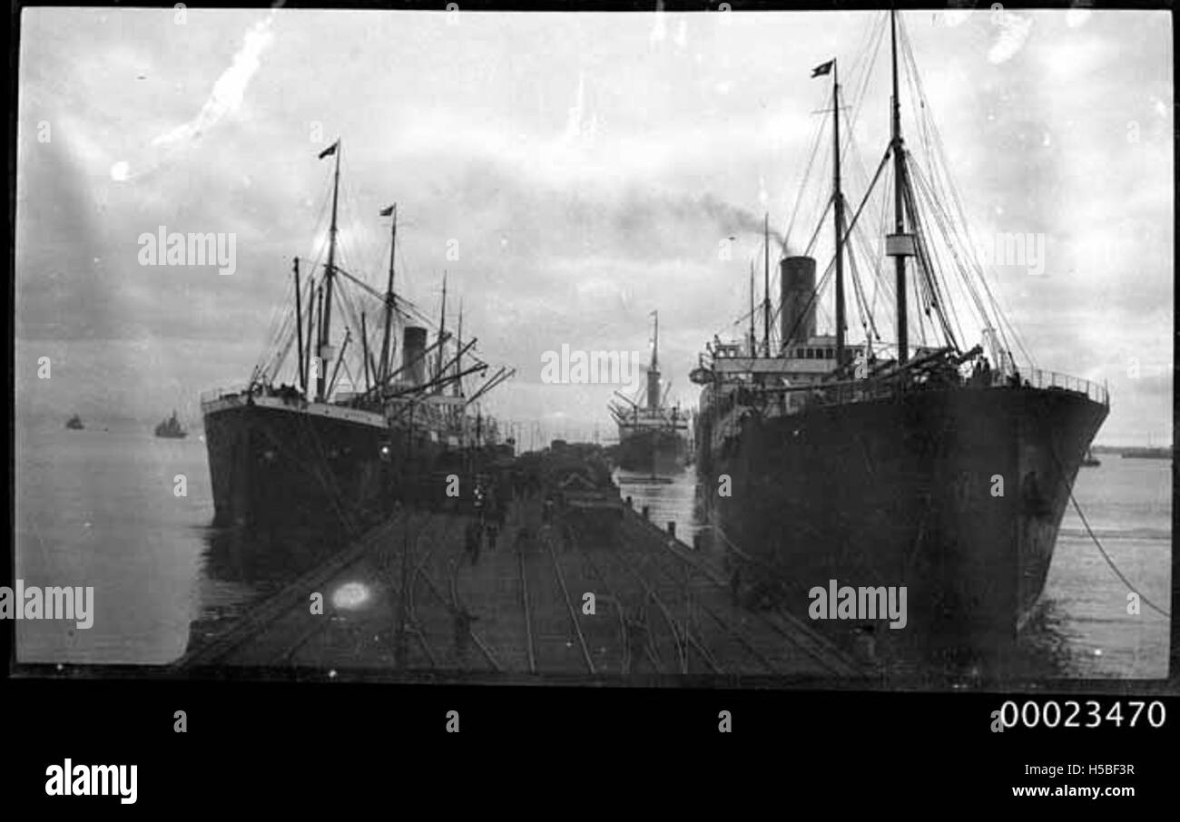 Les navires PERSIC et CERAMIC faisaient partie de la White Star Line, une importante compagnie maritime britannique. Ces deux navires étaient bien connus pour leur service au début du XXe siècle, offrant le transport de passagers et de marchandises à travers l'Atlantique. Banque D'Images