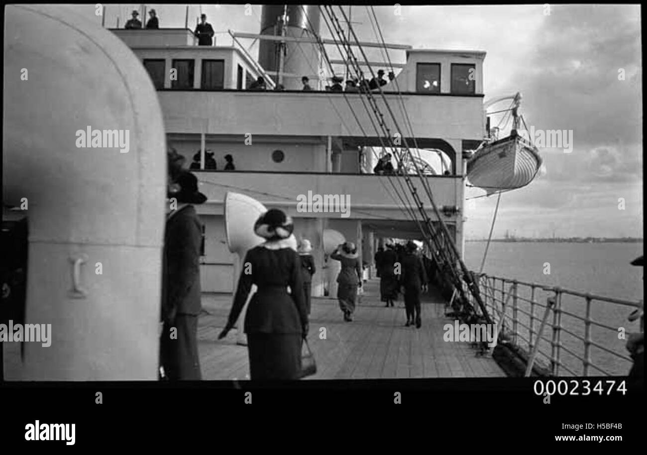 Le pont bâbord de la CÉRAMIQUE SS est montré, avec les passagers et l'équipage à bord. Ce navire était utilisé pour le transport de passagers et de marchandises, reflétant le style de vie maritime du début du XXe siècle. Banque D'Images Le pont bâbord de la CÉRAMIQUE SS est montré, avec les passagers et l'équipage à bord. Ce navire était utilisé pour le transport de passagers et de marchandises, reflétant le style de vie maritime du début du XXe siècle. Banque D'Images