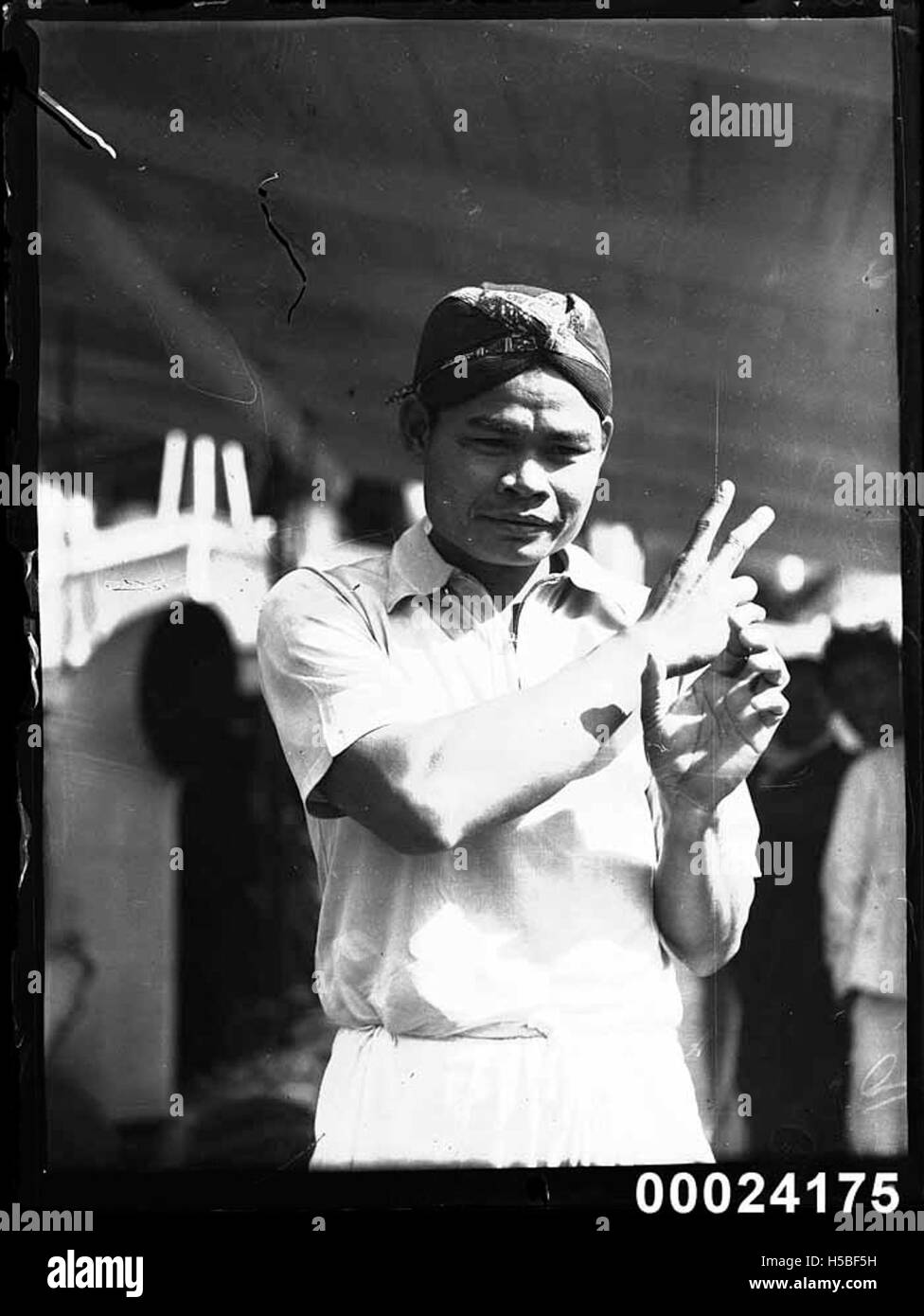 Un homme indonésien est photographié à bord du navire néerlandais VAN REES. L'image met en évidence les voyages maritimes, l'homme servant probablement à titre à bord du navire, qui était actif dans le commerce colonial néerlandais ou le transport. Banque D'Images Un homme indonésien est photographié à bord du navire néerlandais VAN REES. L'image met en évidence les voyages maritimes, l'homme servant probablement à titre à bord du navire, qui était actif dans le commerce colonial néerlandais ou le transport. Banque D'Images