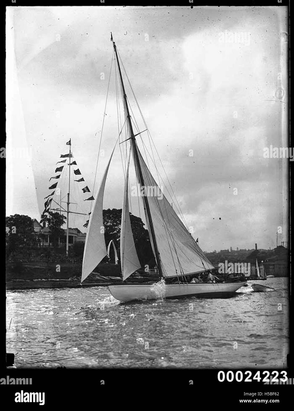 Un coupe-voile à trois voiles est vu en cours de route dans un port non identifié. Le cutter, un type de voilier, est utilisé pour le commerce ou les loisirs dans un cadre maritime. Banque D'Images Un coupe-voile à trois voiles est vu en cours de route dans un port non identifié. Le cutter, un type de voilier, est utilisé pour le commerce ou les loisirs dans un cadre maritime. Banque D'Images
