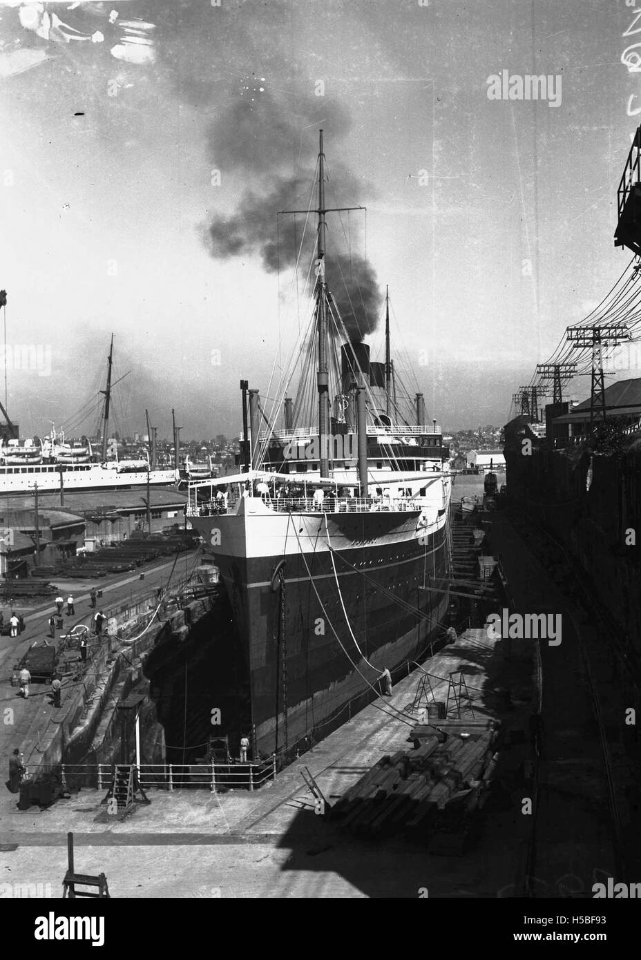 L'AORANGI, un navire à passagers, est vu en cale sèche à Cockatoo Island, Sydney. L'installation de cale sèche a été utilisée pour l'entretien et la réparation des navires dans le port de travail au cours du XXe siècle. Banque D'Images