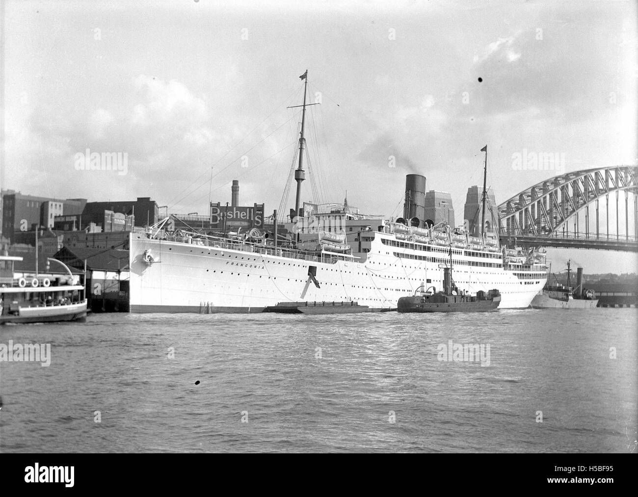 La photographie représente le navire FRANCONIA amarré au no 4 West Circular Quay. Cette image fait partie de la collection Wilkinson et présente des images historiques maritimes et à quai. Banque D'Images La photographie représente le navire FRANCONIA amarré au no 4 West Circular Quay. Cette image fait partie de la collection Wilkinson et présente des images historiques maritimes et à quai. Banque D'Images