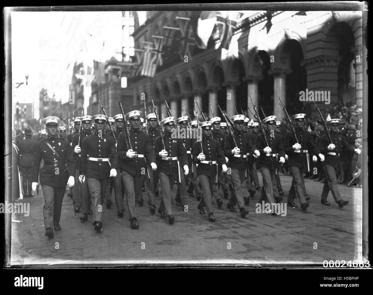 Cette photographie montre des Marines des États-Unis marchant à travers Martin place à Sydney, en Australie, un événement important qui a eu lieu lors d'une visite officielle du personnel militaire américain. Banque D'Images
