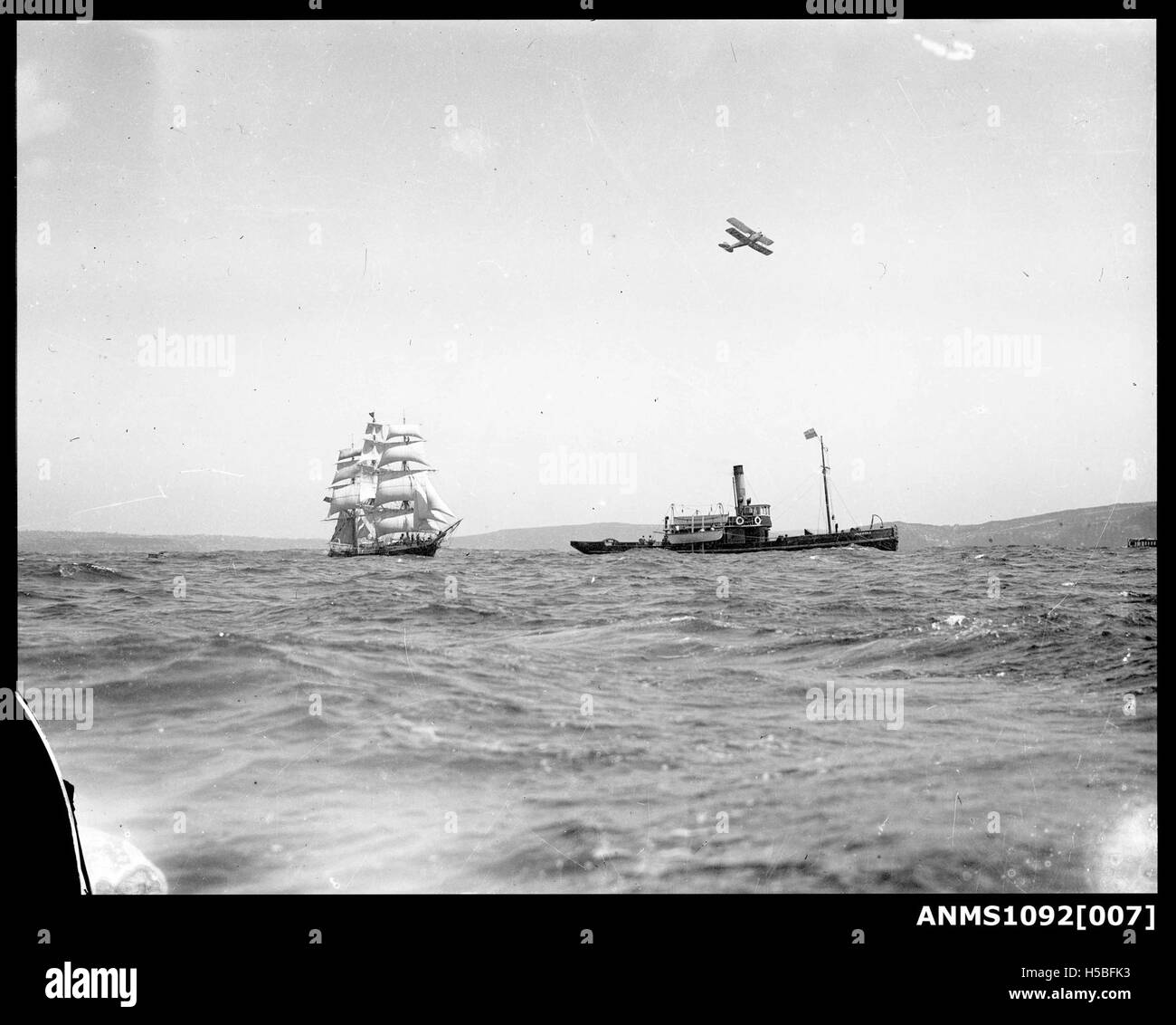 La photographie montre Joseph Conrad, aux côtés du remorqueur Waratah et d'un avion léger dans le port de Sydney. Cette image capture un moment historique de l'histoire maritime et aérienne, mettant en évidence les innovations du port et des transports de Sydney. Banque D'Images La photographie montre Joseph Conrad, aux côtés du remorqueur Waratah et d'un avion léger dans le port de Sydney. Cette image capture un moment historique de l'histoire maritime et aérienne, mettant en évidence les innovations du port et des transports de Sydney. Banque D'Images