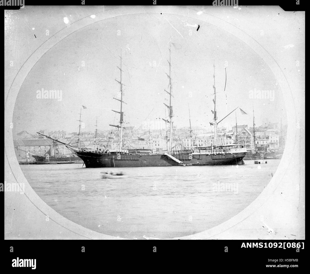 Le navire JOHN DUTHIE est mis au mouillage à Circular Quay, Sydney. Ce navire a joué un rôle dans le transport maritime et figure dans les photographies portuaires historiques de l'époque. Banque D'Images Le navire JOHN DUTHIE est mis au mouillage à Circular Quay, Sydney. Ce navire a joué un rôle dans le transport maritime et figure dans les photographies portuaires historiques de l'époque. Banque D'Images