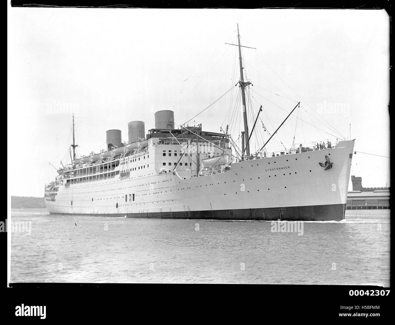 Le paquebot P&O STRATHNAVER, un paquebot important, est photographié à quai dans le port de Sydney. Cette photographie illustre la grande présence du navire et son association avec les voyages maritimes internationaux. Banque D'Images Le paquebot P&O STRATHNAVER, un paquebot important, est photographié à quai dans le port de Sydney. Cette photographie illustre la grande présence du navire et son association avec les voyages maritimes internationaux. Banque D'Images