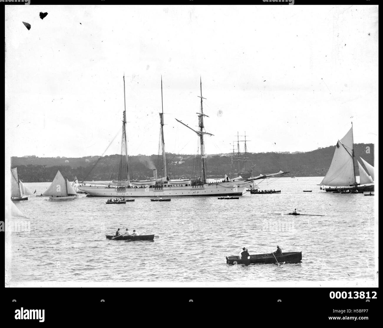 Le yacht à vapeur Sunbeam est vu sur le port de Sydney. Cette image capture l'élégant yacht à vapeur, reflétant son importance en tant que navire de luxe dans le port. Banque D'Images Le yacht à vapeur Sunbeam est vu sur le port de Sydney. Cette image capture l'élégant yacht à vapeur, reflétant son importance en tant que navire de luxe dans le port. Banque D'Images
