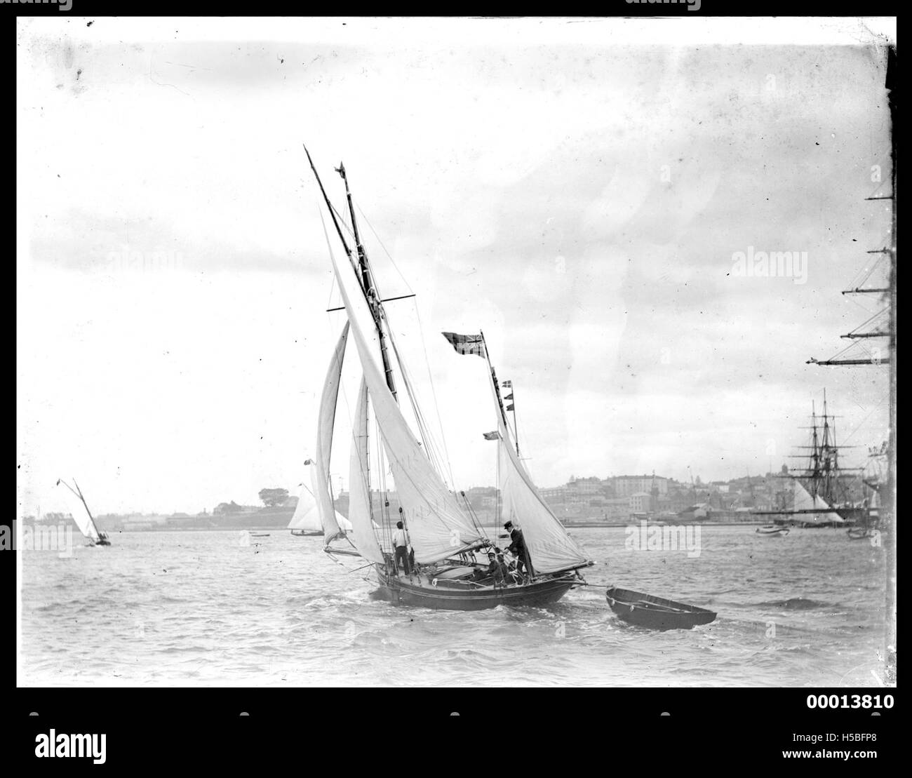 Cette image représente un lacet, un type de voilier, sur le port de Sydney. La photographie met en évidence la structure du navire alors qu'il navigue sur les eaux du port emblématique, mettant en valeur l'activité maritime de Sydney. Banque D'Images Cette image représente un lacet, un type de voilier, sur le port de Sydney. La photographie met en évidence la structure du navire alors qu'il navigue sur les eaux du port emblématique, mettant en valeur l'activité maritime de Sydney. Banque D'Images