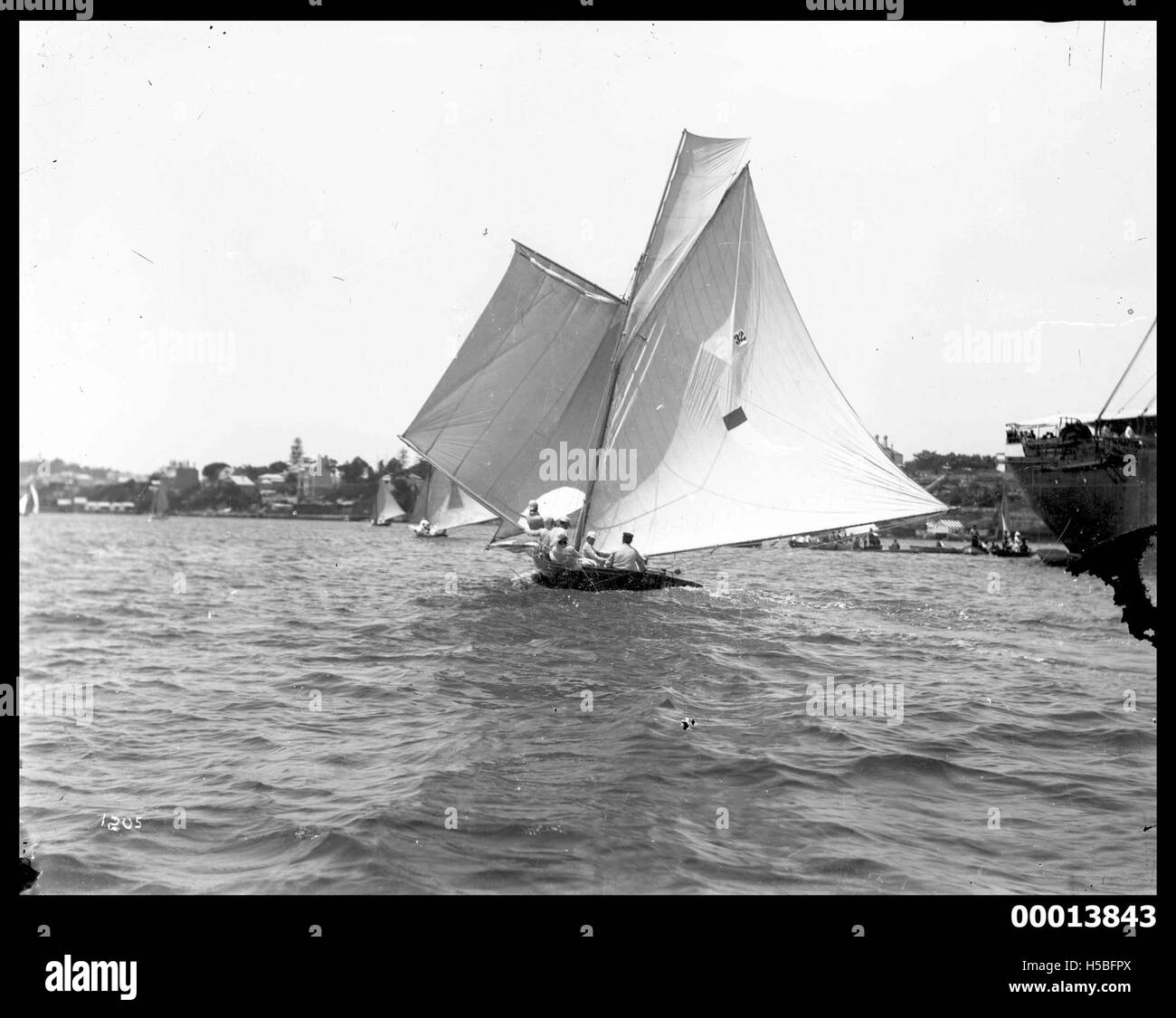 Un skiff, un petit bateau, sur le port de Sydney. L'image capture une scène typique de l'activité maritime sur le port, le bateau pouvant être utilisé pour les loisirs ou le transport parmi les quais animés et les vues emblématiques du front de mer de Sydney. Banque D'Images Un skiff, un petit bateau, sur le port de Sydney. L'image capture une scène typique de l'activité maritime sur le port, le bateau pouvant être utilisé pour les loisirs ou le transport parmi les quais animés et les vues emblématiques du front de mer de Sydney. Banque D'Images