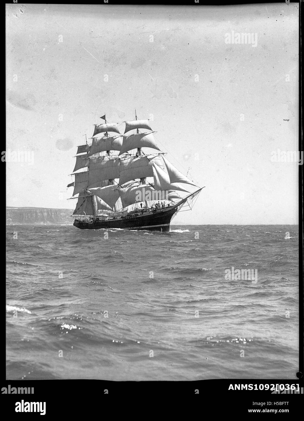 Le navire à trois mâts Joseph Conrad quitte le port de Sydney, témoignant de la tradition maritime et de la culture de la voile de l'Australie du début du XXe siècle. Banque D'Images Le navire à trois mâts Joseph Conrad quitte le port de Sydney, témoignant de la tradition maritime et de la culture de la voile de l'Australie du début du XXe siècle. Banque D'Images