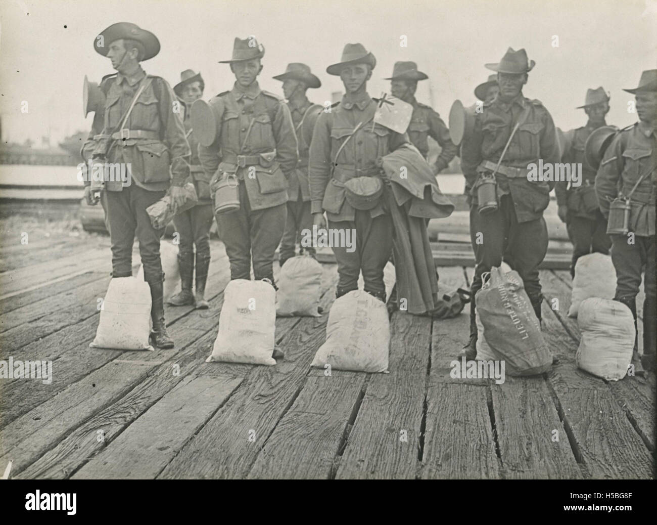 Les membres du No 1 Flying Squadron, probablement une partie de l'armée australienne, attendant de monter à bord du HMAT Orsova, un navire de troupes. L'image capture un moment de l'histoire militaire pendant la première Guerre mondiale, montrant des soldats qui se préparent au déploiement. Banque D'Images