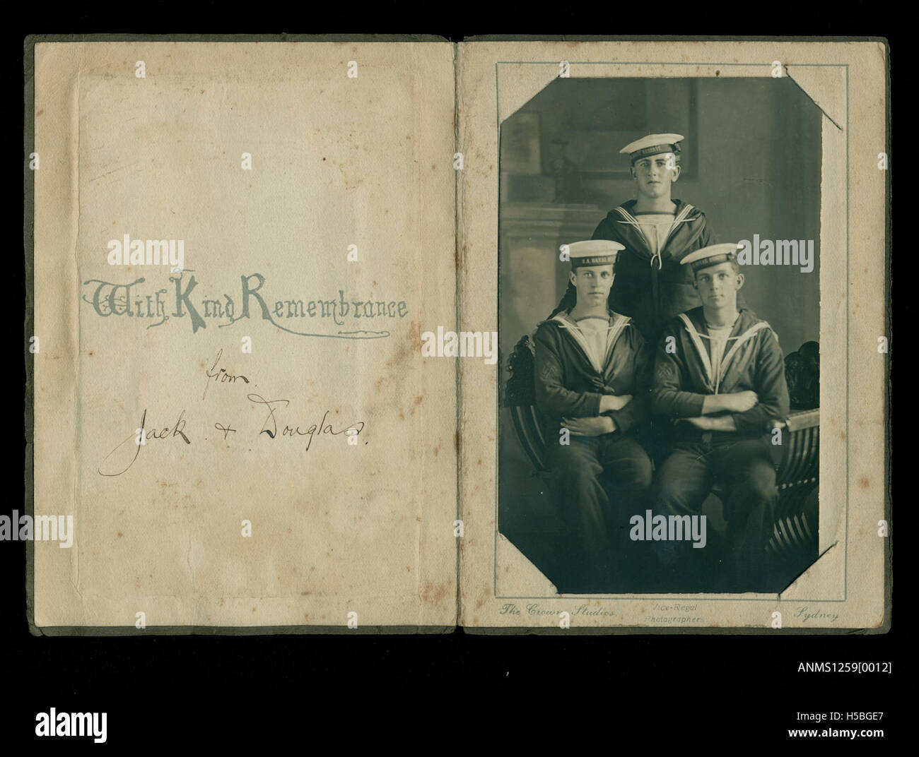 La photographie montre trois hommes en uniforme naval, posant ensemble pour l'appareil photo. Leur tenue reflète les normes militaires et le service naval pendant leur temps, offrant un aperçu des traditions navales et de la conception de l'uniforme. Banque D'Images