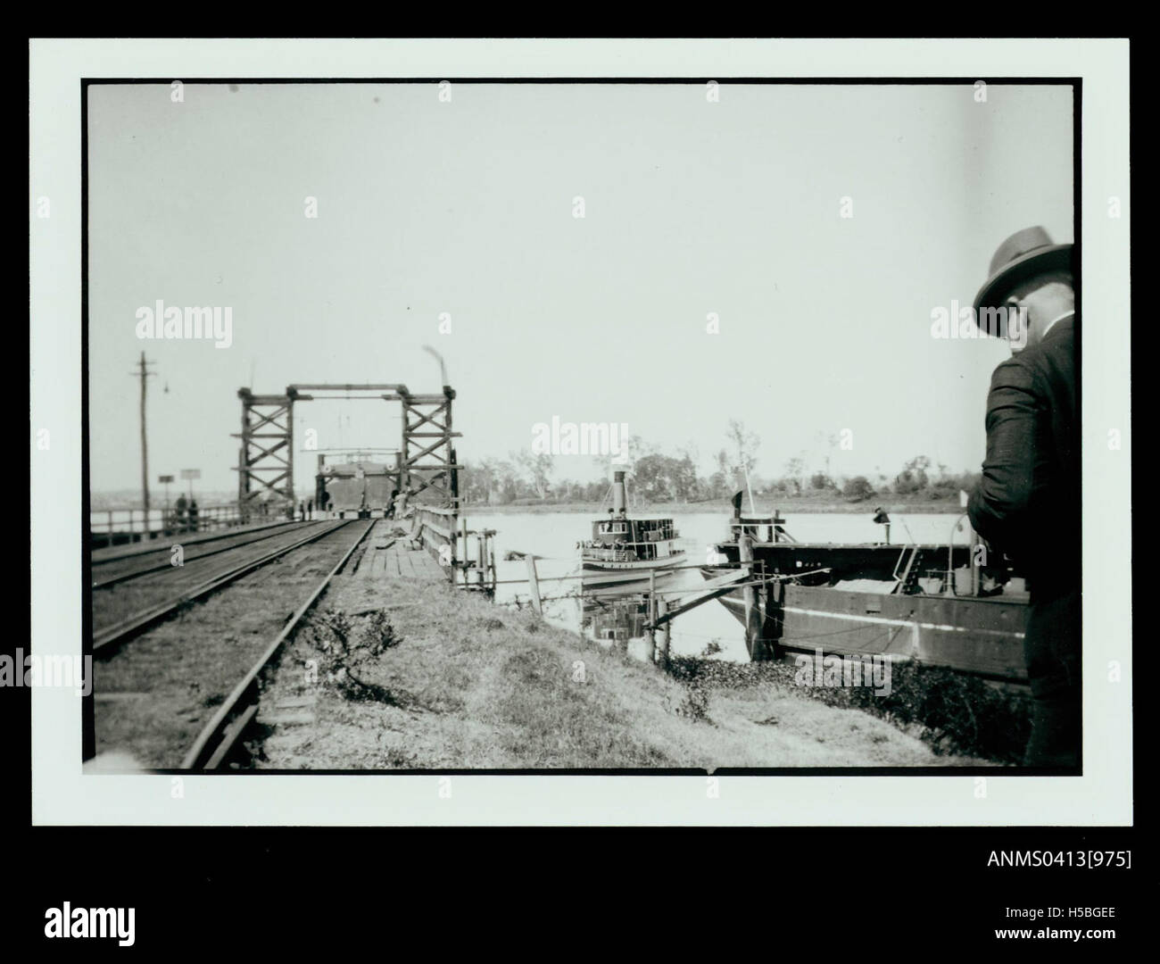 Le quai ferroviaire de Grafton, en Nouvelle-Galles du Sud, un centre de transport clé pour la région. Il a servi de point de connexion pour les services ferroviaires et maritimes, facilitant le transport de marchandises et de personnes au début du XXe siècle. Banque D'Images