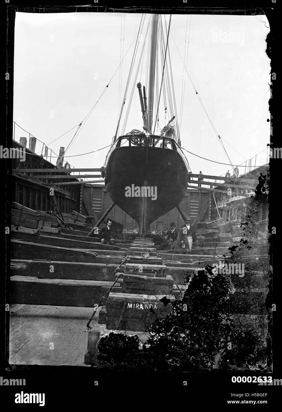 Le navire Miranda est montré en cale sèche au port de Sydney, en cours de réparation ou d'entretien. Le réglage de la cale sèche met en évidence le processus de maintenance des navires, essentiel pour assurer la disponibilité opérationnelle des navires maritimes. Banque D'Images